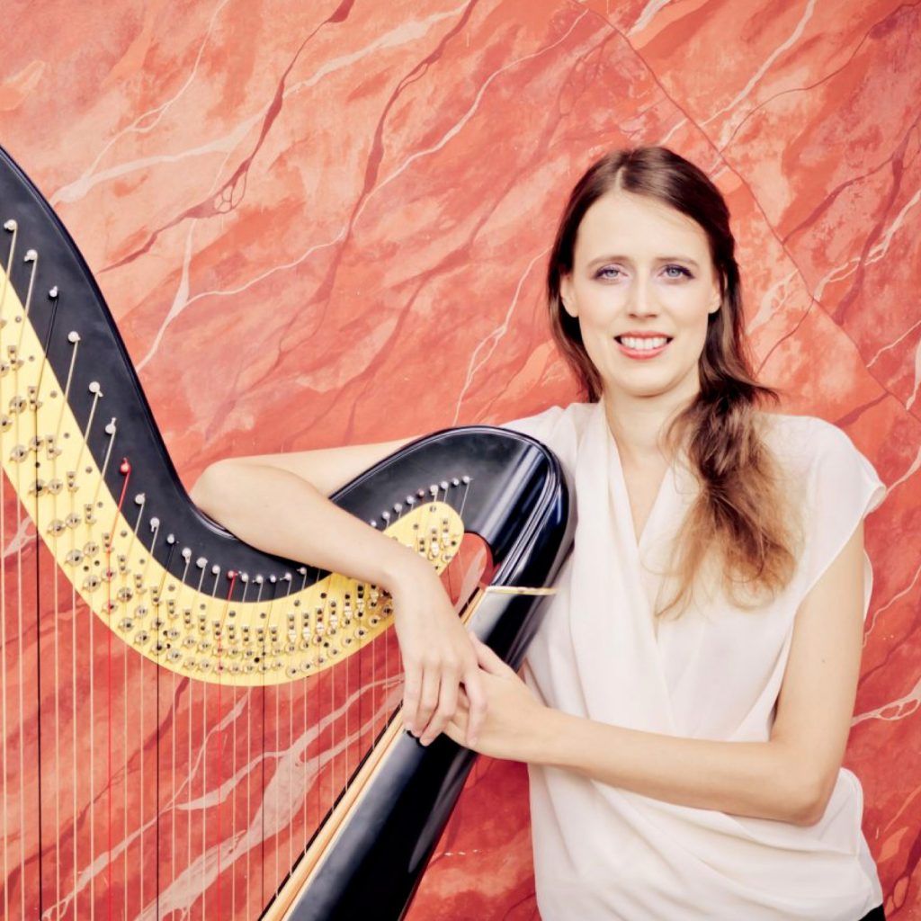 Anna Steinkogler an der Harfe