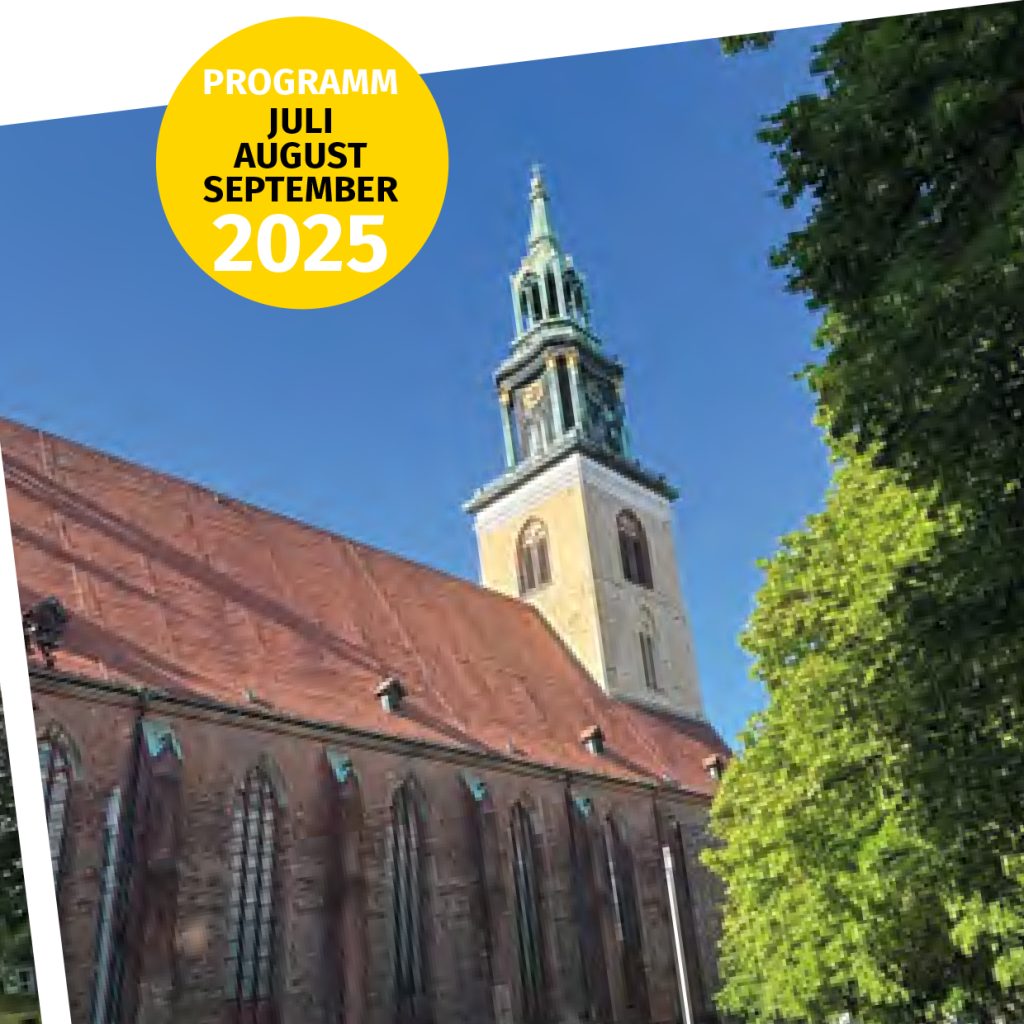 Eine historische Kirche mit einem hohen Glockenturm steht unter einem klaren blauen Himmel, eingerahmt von grünen Bäumen. Ein gelber Kreis in der oberen linken Ecke zeigt: PROGRAMM JULI AUGUST SEPTEMBER 2025.