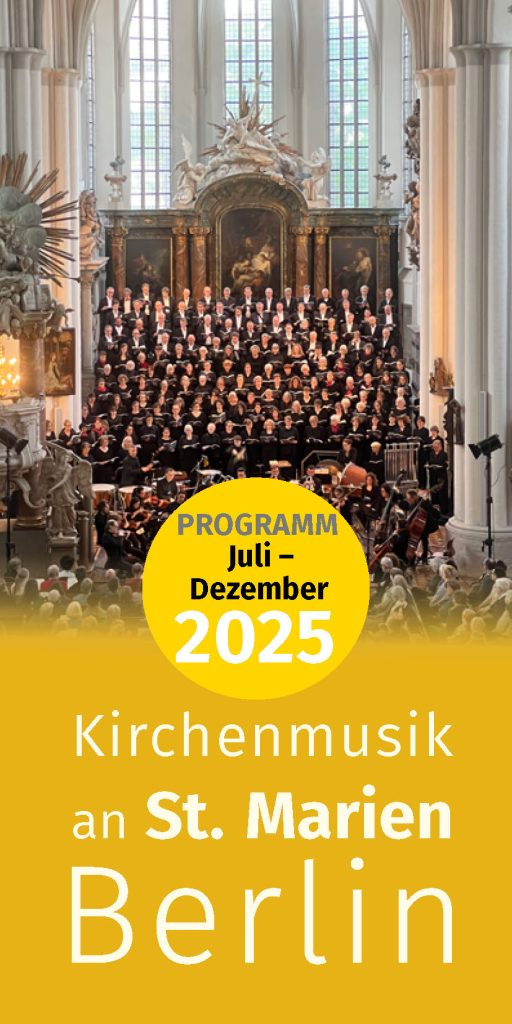 Ein Chor und ein Orchester treten in einer großen Kirche mit hohen Säulen und bunten Glasfenstern auf. Der überlagerte Text lautet: Programm Juli-Dezember 2025. Musik in der St. Marienkirche - Kirchenmusik an St. Marien Berlin.