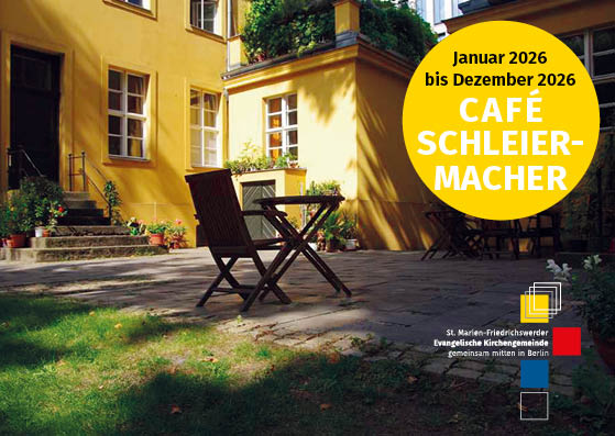 Sonniger Innenhof mit leeren Holztischen und Stühlen vor einem gelben Gebäude. Großer gelber Kreis mit Text: Januar 2026 bis Dezember 2026 CAFÉ SCHLEIERMACHER ist überlagert. Ein kleines Kirchenlogo erscheint unten rechts.