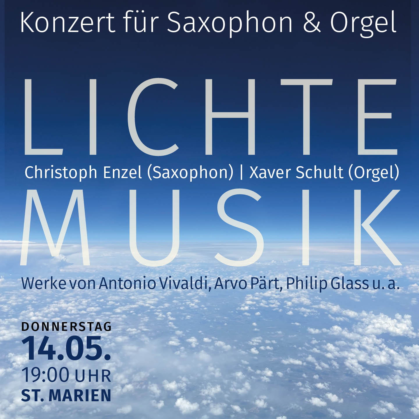 Konzertplakat mit einem über den Wolken aufgenommenen Foto. Der Text kündigt das Saxophon- und Orgelkonzert "Lichte Musik" am Donnerstag, 14.05. um 19:00 Uhr in St. Marien an, mit Werken von Vivaldi, Pärt, Glass und anderen.