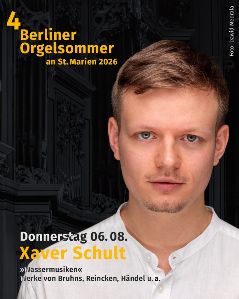 Ein junger Mann mit kurzen hellen Haaren und einem gepflegten Bart steht in einem weißen Hemd vor dunklen Orgelpfeifen. Der Bildtext wirbt für den 4. Berliner Orgelsommer 2026 mit Xaver Schult am Donnerstag, dem 6. August.