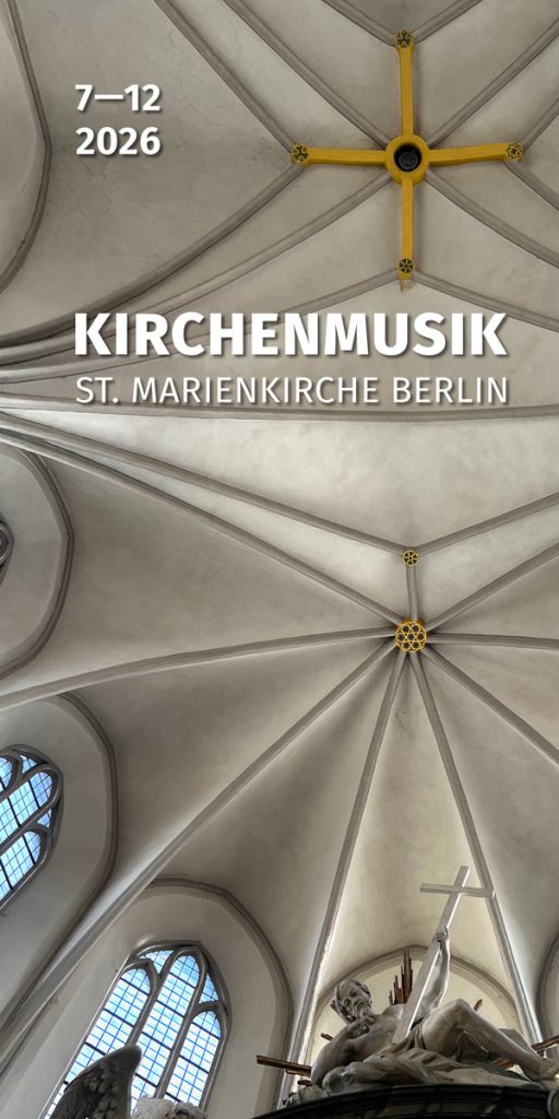 Gewölbedecke der St. Marienkirche in Berlin mit einem gelben Kreuz; der Text lautet „7.–12. 2026 Musik in der St. Marienkirche“ über dem Kircheninneren und einem geschnitzten Kruzifix am unteren Rand.